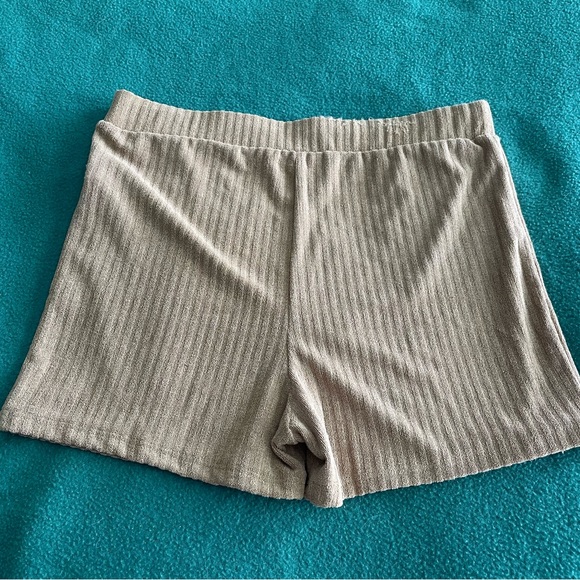 Kittenish Set Angelica Terry Cloth Shorts and Top - Picture 5 of 15